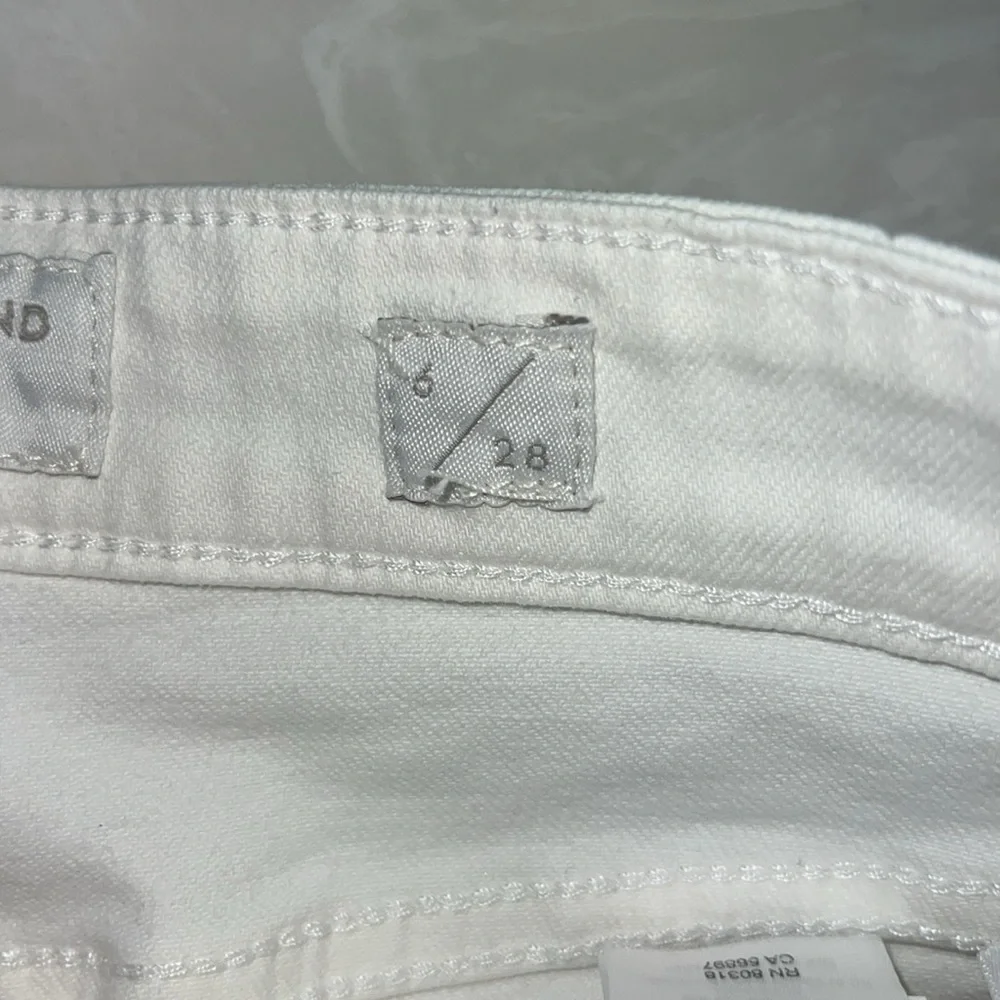 Lucky brand white denim Mid Rise short “Ava” Sz. 6/28, 6”inseam, 9“rise, EUC